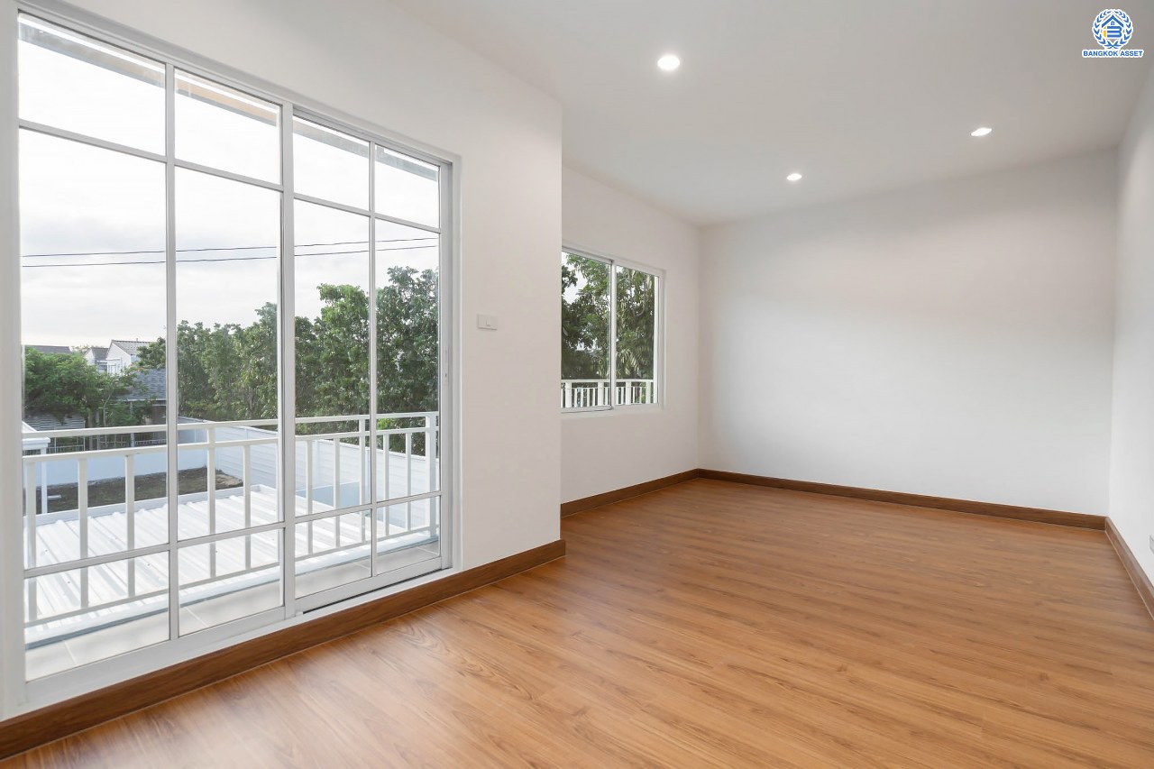 บ้านมือสองตกแต่งใหม่ โครงการ เดอะวิลเลจ แจ้งวัฒนะ-ติวานนท์ หลังมุม เนื้อที่ 55 ตร.ว. ดีไซน์ตอบทุกไลฟ์สไตล์ ฟังก์ชัน 3 ห้องนอน 2 ห้องน้ำ จอดรถได้ 2 คัน Living ชั้นล่างกว้างขวาง สามารถกั้นเป็นห้องเพิ่มได้สบาย ๆ บนทำเลติดถนนใหญ่ เชื่อมต่อทุกเส้นทาง ใกล้รถไฟฟ้าสายสีชมพู "สถานีแจ้งวัฒนะ-ปากเกร็ด28" และจุดขึ้นทางด่วน "ศรีสมาน"